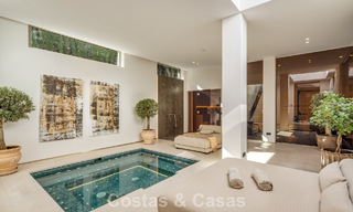 Villa de estilo mediterráneo en venta, en primera línea de golf, en una prestigiosa urbanización de Nueva Andalucía, Marbella 801929 