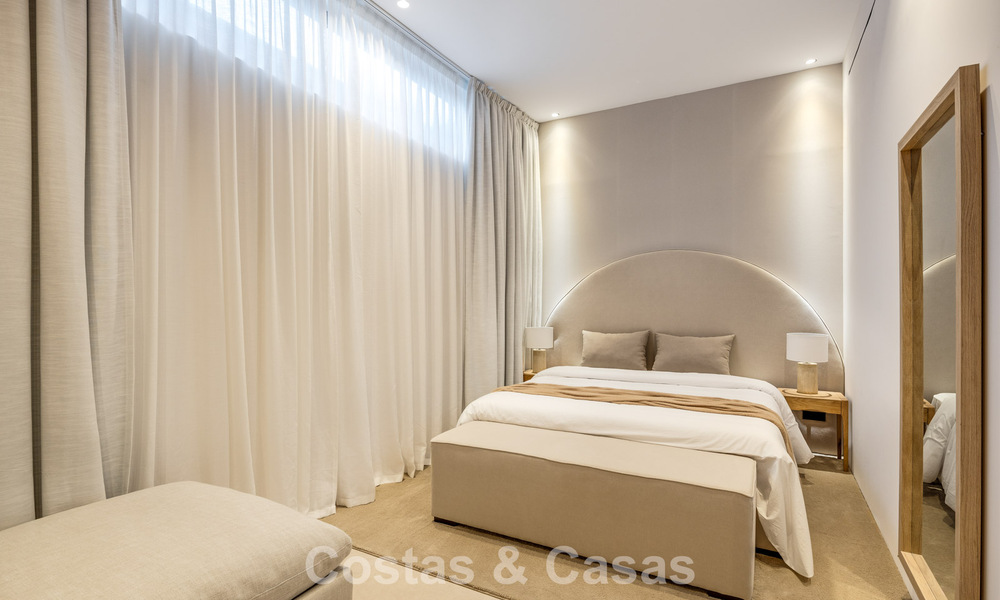 Villa de estilo mediterráneo en venta, en primera línea de golf, en una prestigiosa urbanización de Nueva Andalucía, Marbella 801930