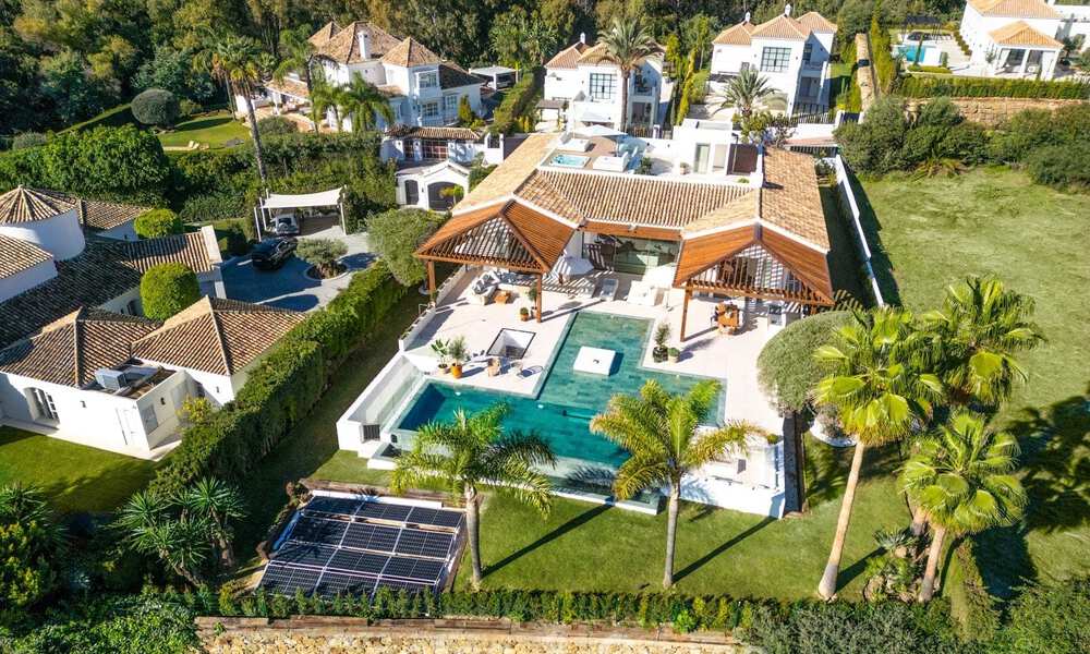Villa de estilo mediterráneo en venta, en primera línea de golf, en una prestigiosa urbanización de Nueva Andalucía, Marbella 801931