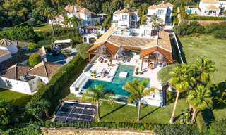 Villa de estilo mediterráneo en venta, en primera línea de golf, en una prestigiosa urbanización de Nueva Andalucía, Marbella 801931 