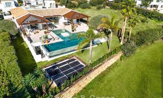 Villa de estilo mediterráneo en venta, en primera línea de golf, en una prestigiosa urbanización de Nueva Andalucía, Marbella 801932 