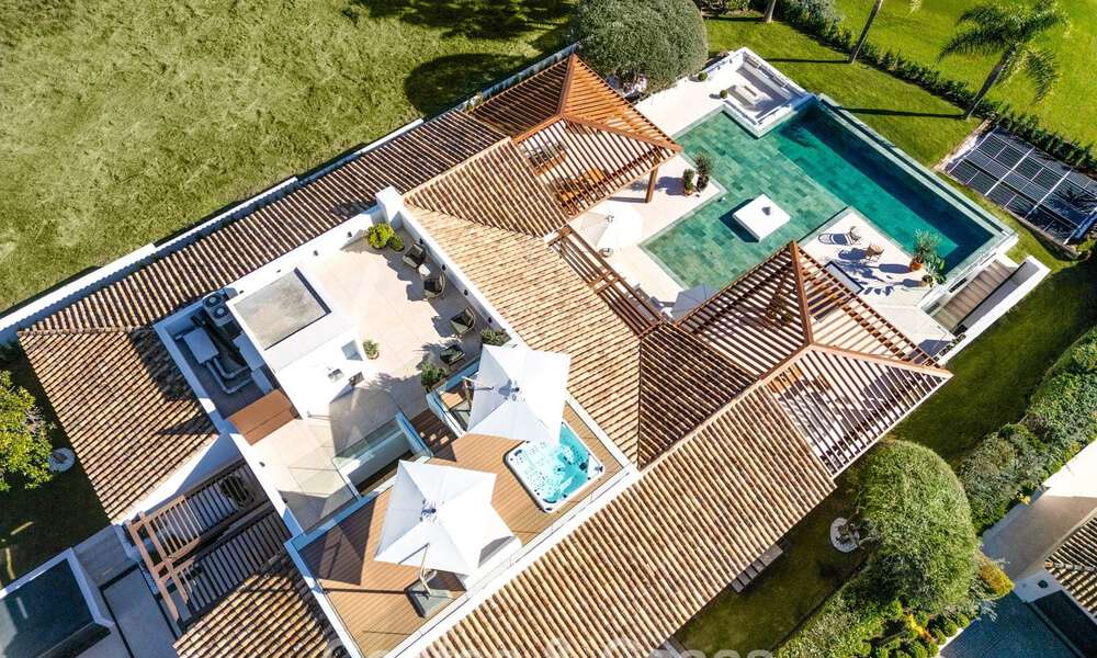 Villa de estilo mediterráneo en venta, en primera línea de golf, en una prestigiosa urbanización de Nueva Andalucía, Marbella 801933