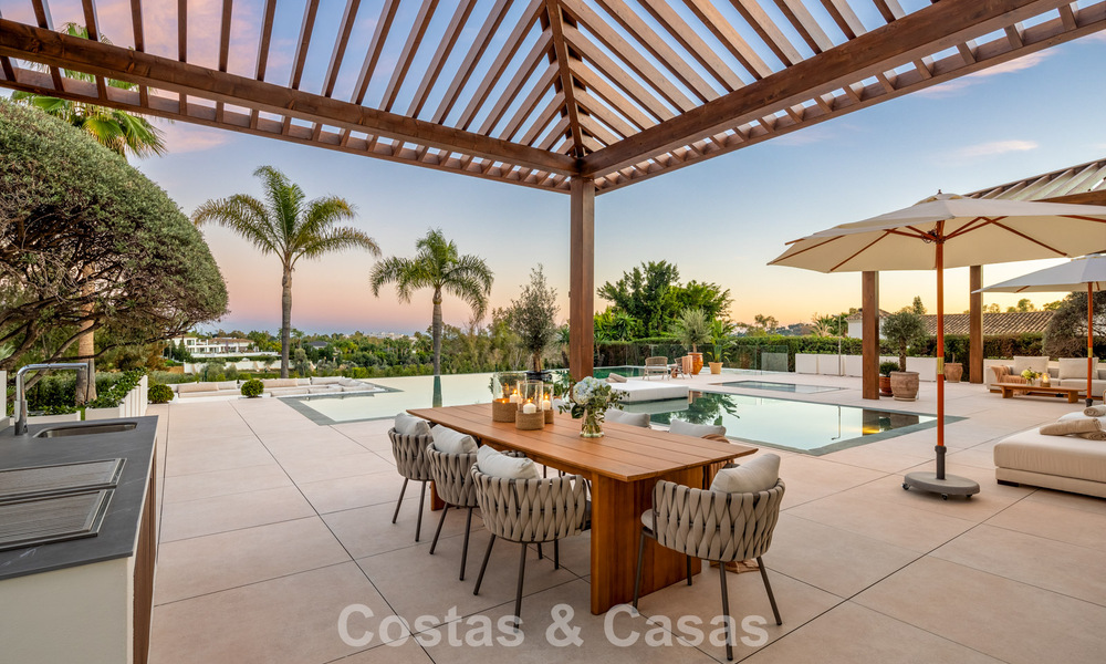 Villa de estilo mediterráneo en venta, en primera línea de golf, en una prestigiosa urbanización de Nueva Andalucía, Marbella 801934