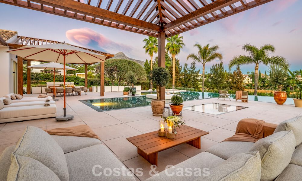 Villa de estilo mediterráneo en venta, en primera línea de golf, en una prestigiosa urbanización de Nueva Andalucía, Marbella 801935