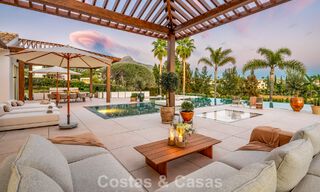 Villa de estilo mediterráneo en venta, en primera línea de golf, en una prestigiosa urbanización de Nueva Andalucía, Marbella 801935 