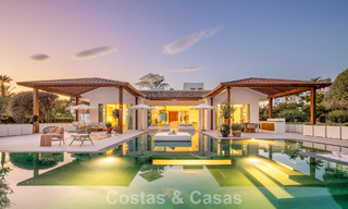 Villa de estilo mediterráneo en venta, en primera línea de golf, en una prestigiosa urbanización de Nueva Andalucía, Marbella 801936 