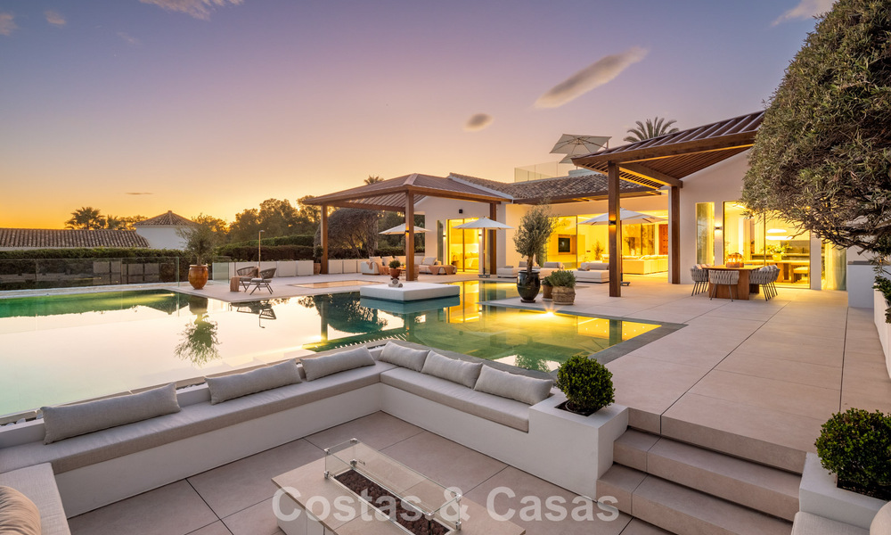 Villa de estilo mediterráneo en venta, en primera línea de golf, en una prestigiosa urbanización de Nueva Andalucía, Marbella 801937