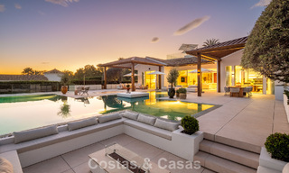 Villa de estilo mediterráneo en venta, en primera línea de golf, en una prestigiosa urbanización de Nueva Andalucía, Marbella 801937 