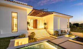 Villa de estilo mediterráneo en venta, en primera línea de golf, en una prestigiosa urbanización de Nueva Andalucía, Marbella 801938 