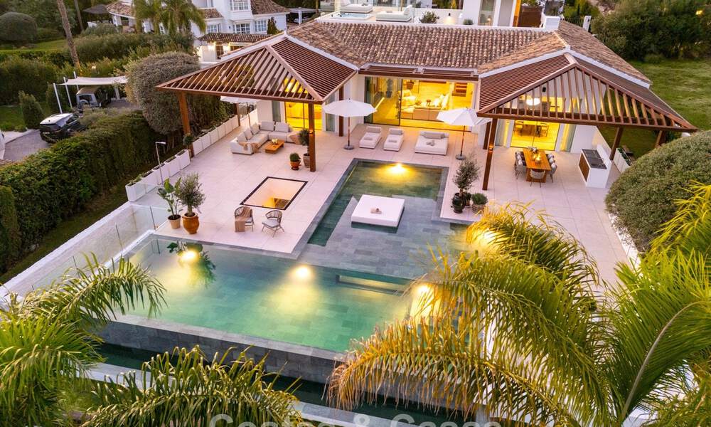Villa de estilo mediterráneo en venta, en primera línea de golf, en una prestigiosa urbanización de Nueva Andalucía, Marbella 801939
