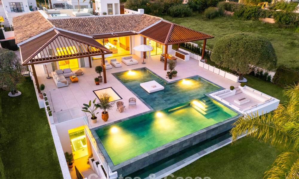 Villa de estilo mediterráneo en venta, en primera línea de golf, en una prestigiosa urbanización de Nueva Andalucía, Marbella 801940
