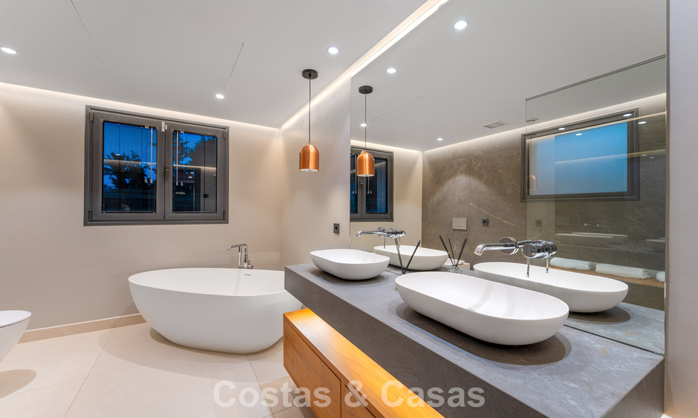 Villa moderna de lujo con piscina climatizada en venta en el Valle del Golf de Nueva Andalucía, Marbella 801952