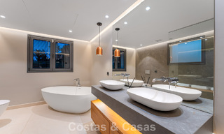 Villa moderna de lujo con piscina climatizada en venta en el Valle del Golf de Nueva Andalucía, Marbella 801952 