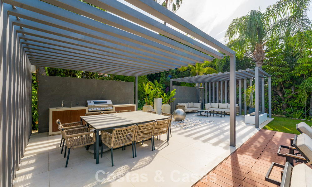 Villa moderna de lujo con piscina climatizada en venta en el Valle del Golf de Nueva Andalucía, Marbella 801953