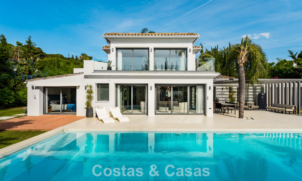 Villa moderna de lujo con piscina climatizada en venta en el Valle del Golf de Nueva Andalucía, Marbella 801958