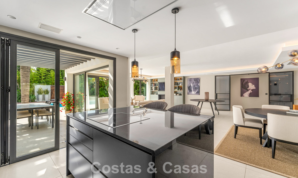 Villa moderna de lujo con piscina climatizada en venta en el Valle del Golf de Nueva Andalucía, Marbella 801962