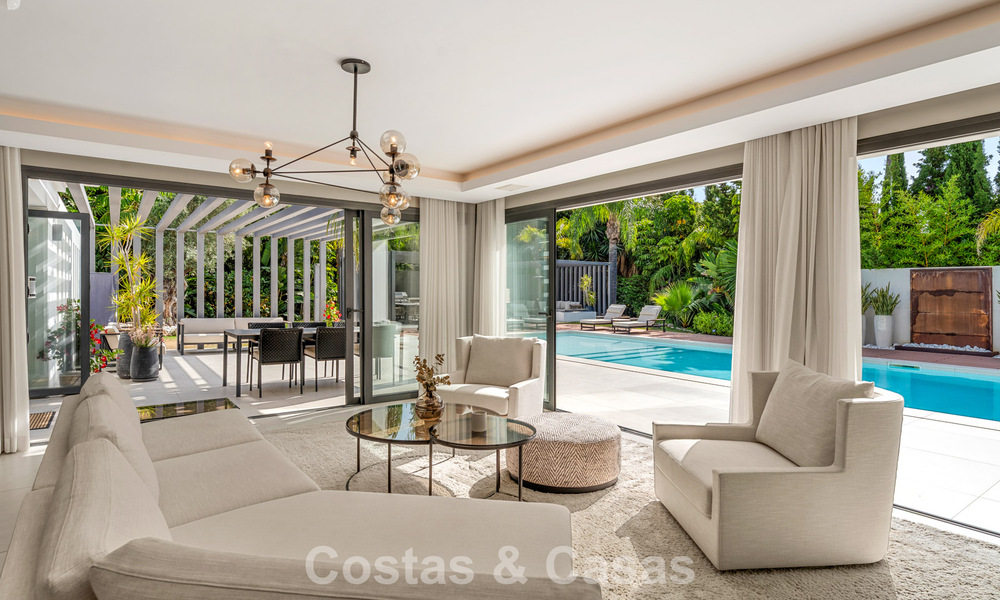 Villa moderna de lujo con piscina climatizada en venta en el Valle del Golf de Nueva Andalucía, Marbella 801965