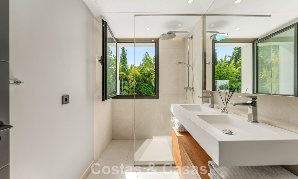 Villa moderna de lujo con piscina climatizada en venta en el Valle del Golf de Nueva Andalucía, Marbella 801980