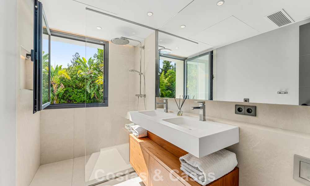Villa moderna de lujo con piscina climatizada en venta en el Valle del Golf de Nueva Andalucía, Marbella 801981