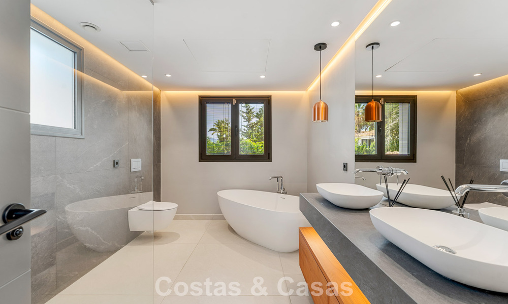 Villa moderna de lujo con piscina climatizada en venta en el Valle del Golf de Nueva Andalucía, Marbella 801987