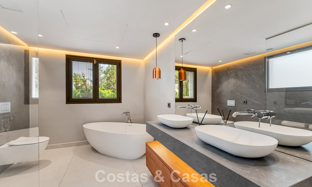 Villa moderna de lujo con piscina climatizada en venta en el Valle del Golf de Nueva Andalucía, Marbella 801988