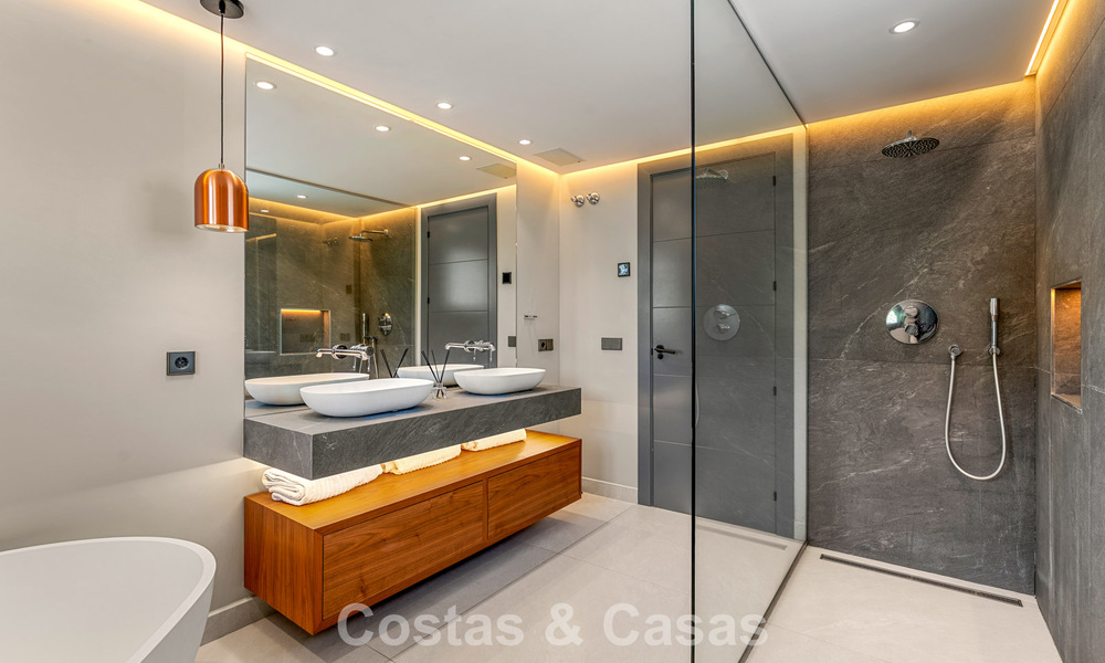 Villa moderna de lujo con piscina climatizada en venta en el Valle del Golf de Nueva Andalucía, Marbella 801989