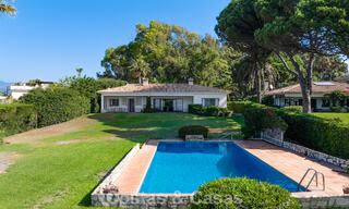 Villa para reformar con enorme potencial en venta en primera línea de playa en la Nueva Milla de Oro entre Marbella y Estepona 802008 