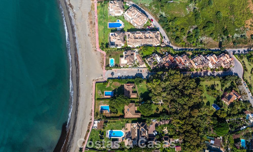 Villa para reformar con enorme potencial en venta en primera línea de playa en la Nueva Milla de Oro entre Marbella y Estepona 802009