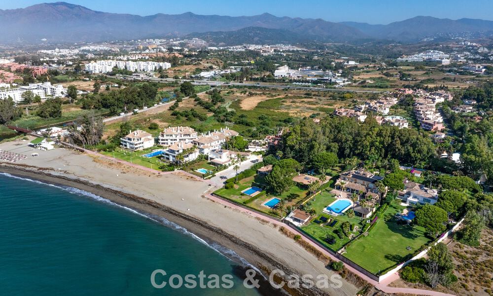Villa para reformar con enorme potencial en venta en primera línea de playa en la Nueva Milla de Oro entre Marbella y Estepona 802010