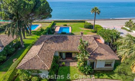 Villa para reformar con enorme potencial en venta en primera línea de playa en la Nueva Milla de Oro entre Marbella y Estepona 802011