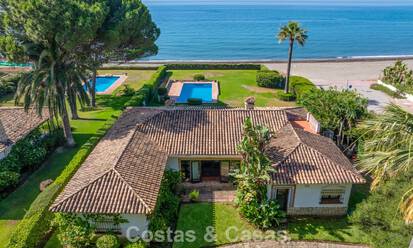 Villa para reformar con enorme potencial en venta en primera línea de playa en la Nueva Milla de Oro entre Marbella y Estepona 802011
