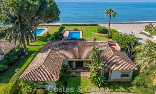 Villa para reformar con enorme potencial en venta en primera línea de playa en la Nueva Milla de Oro entre Marbella y Estepona 802011 