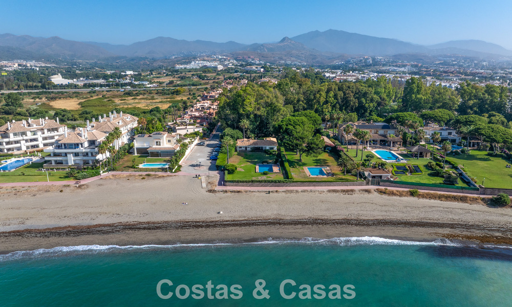 Villa para reformar con enorme potencial en venta en primera línea de playa en la Nueva Milla de Oro entre Marbella y Estepona 802012