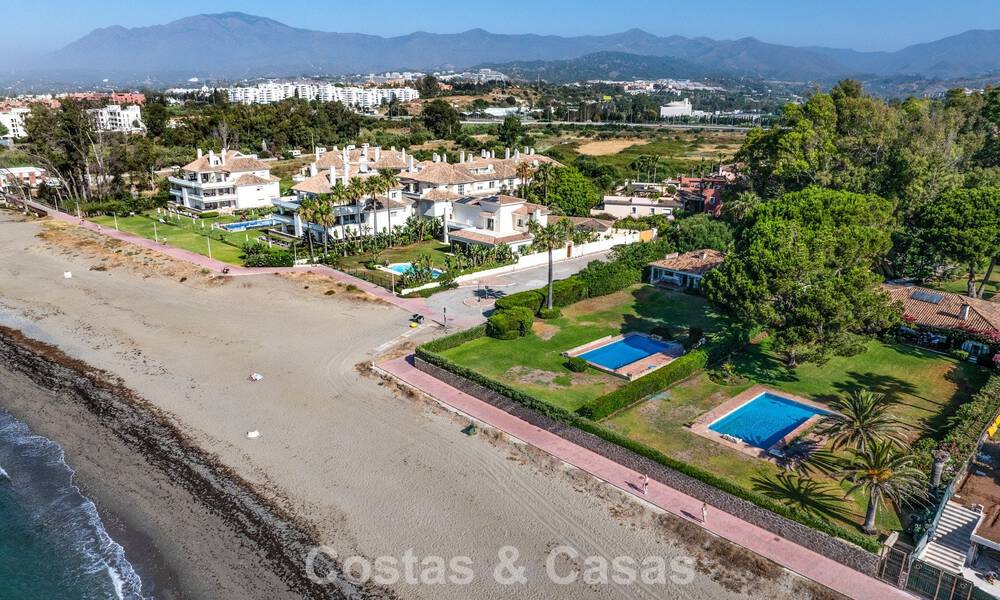 Villa para reformar con enorme potencial en venta en primera línea de playa en la Nueva Milla de Oro entre Marbella y Estepona 802013