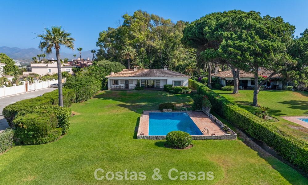 Villa para reformar con enorme potencial en venta en primera línea de playa en la Nueva Milla de Oro entre Marbella y Estepona 802015