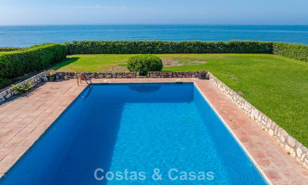 Villa para reformar con enorme potencial en venta en primera línea de playa en la Nueva Milla de Oro entre Marbella y Estepona 802016