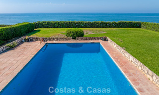 Villa para reformar con enorme potencial en venta en primera línea de playa en la Nueva Milla de Oro entre Marbella y Estepona 802016 