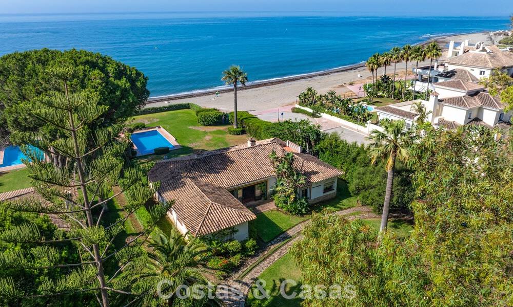 Villa para reformar con enorme potencial en venta en primera línea de playa en la Nueva Milla de Oro entre Marbella y Estepona 802017