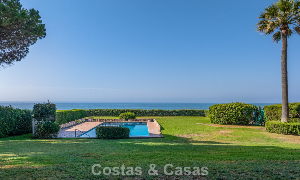 Villa para reformar con enorme potencial en venta en primera línea de playa en la Nueva Milla de Oro entre Marbella y Estepona 802018