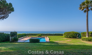 Villa para reformar con enorme potencial en venta en primera línea de playa en la Nueva Milla de Oro entre Marbella y Estepona 802018 