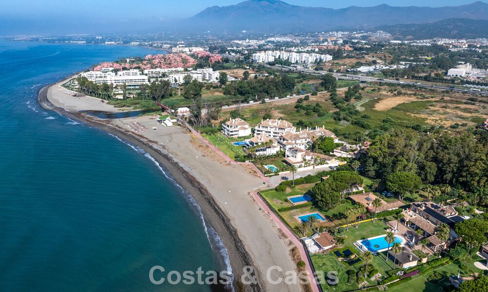 Villa para reformar con enorme potencial en venta en primera línea de playa en la Nueva Milla de Oro entre Marbella y Estepona 802020