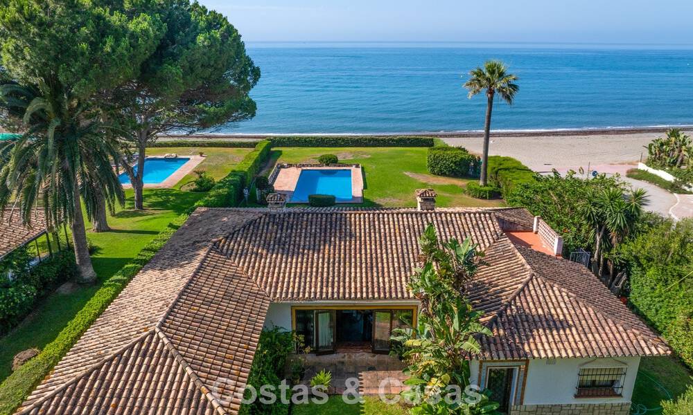 Villa para reformar con enorme potencial en venta en primera línea de playa en la Nueva Milla de Oro entre Marbella y Estepona 802021