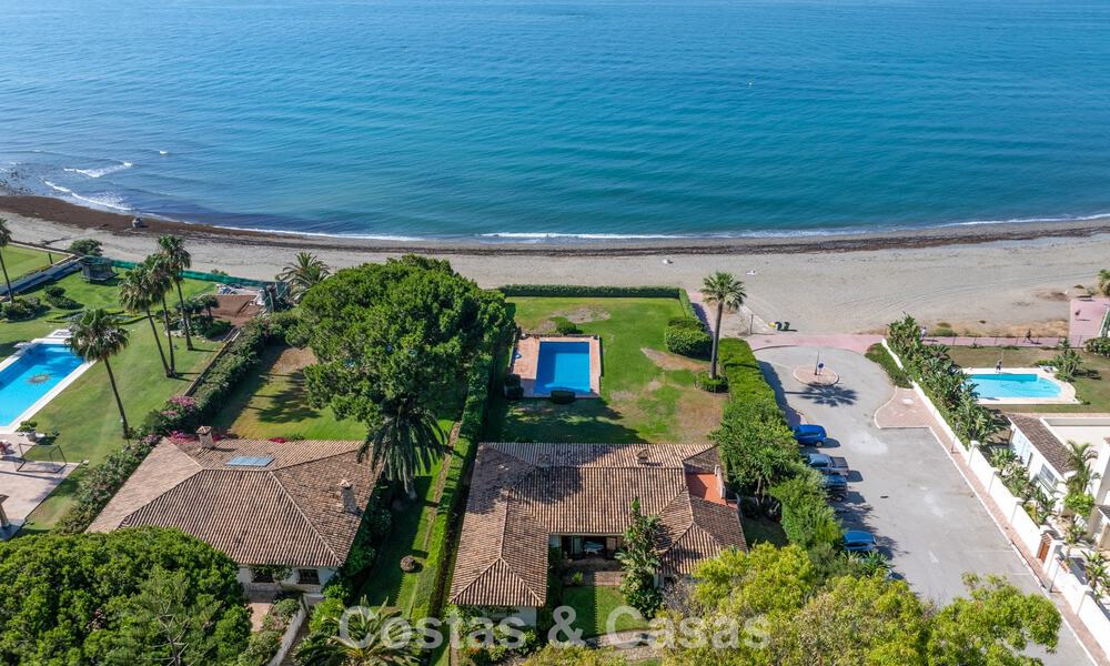 Villa para reformar con enorme potencial en venta en primera línea de playa en la Nueva Milla de Oro entre Marbella y Estepona 802022