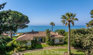 Villa para reformar con enorme potencial en venta en primera línea de playa en la Nueva Milla de Oro entre Marbella y Estepona 802025 