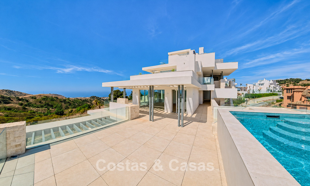 Modernos apartamentos de obra nueva con vistas panorámicas al mar en venta cerca de Elviria, Marbella Este 802026