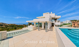 Modernos apartamentos de obra nueva con vistas panorámicas al mar en venta cerca de Elviria, Marbella Este 802026 