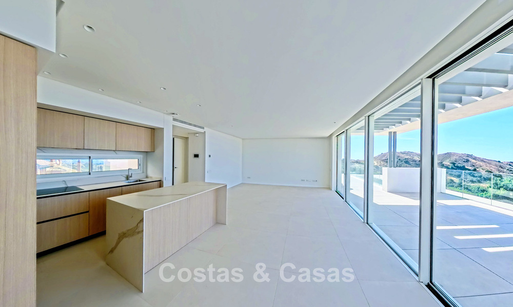 Modernos apartamentos de obra nueva con vistas panorámicas al mar en venta cerca de Elviria, Marbella Este 802027