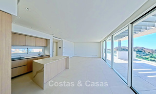 Modernos apartamentos de obra nueva con vistas panorámicas al mar en venta cerca de Elviria, Marbella Este 802027 