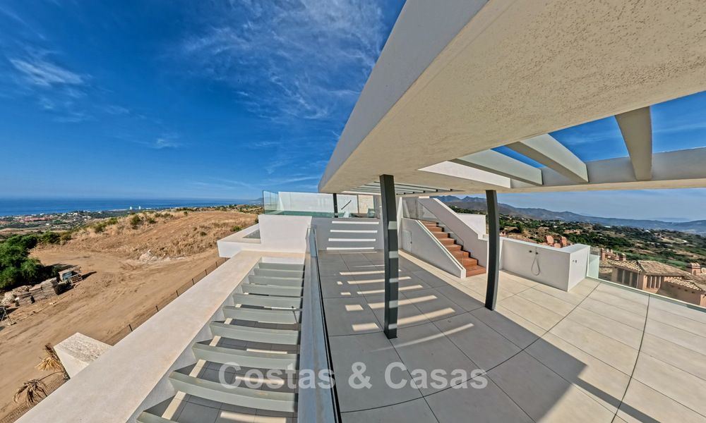 Modernos apartamentos de obra nueva con vistas panorámicas al mar en venta cerca de Elviria, Marbella Este 802028