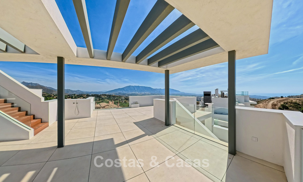 Modernos apartamentos de obra nueva con vistas panorámicas al mar en venta cerca de Elviria, Marbella Este 802029